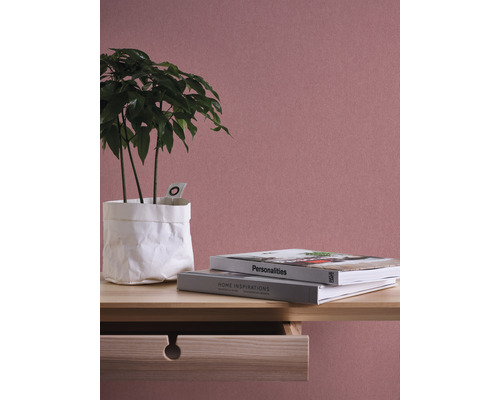 Decoratief interieur met kamerplant en boeken op een houten tafel