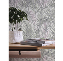 Kamerweergave met palmbladbehang, tafel en kamerplant