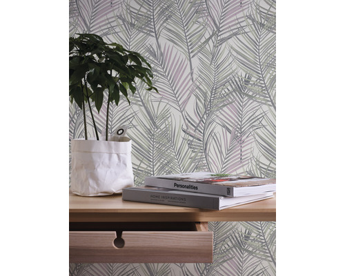 Kamerweergave met palmbladbehang, tafel en kamerplant