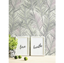 Scene met palmbladmotiefbehang, twee fotolijsten met de opschriften liefde en adem, potplant en limoenen