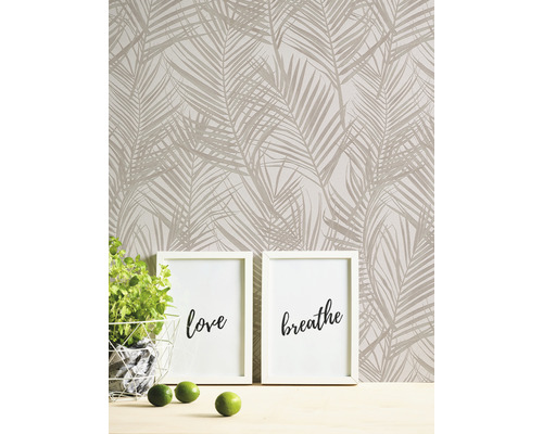 Wand met palmboompatroonbehang, twee fotolijsten met de inscripties liefde en ademen