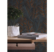 Decoratief behang met tropisch palmenbladmotief in een kamer met een tafel en een plant.