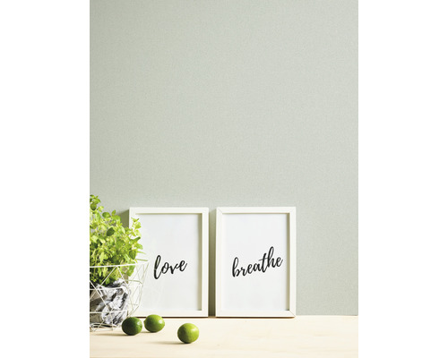 Decoratieve scène met kruidenpot, citroenen en ingelijste kunstprints met de opschriften liefde en ademen.