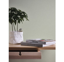 Decoratieve muur met plant, tafel en boeken voor een stijlvol interieur