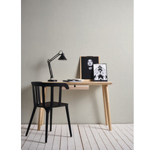 Bureau met lamp, stoel en decoratie op een lichte houten vloer
