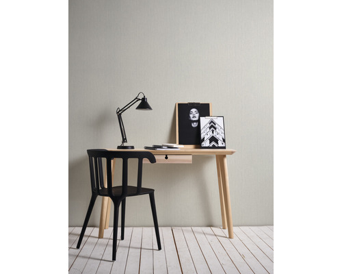 Bureau met lamp, stoel en decoratie op een lichte houten vloer