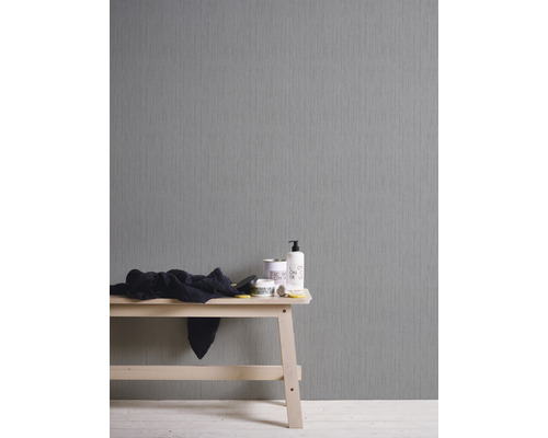 Grijze achtergrond met subtiele textuur in badkamer