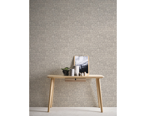 Lichte ruimte met beige textielbehang, houten tafel, plant en foto