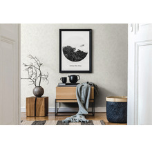 Woonkamer met patroonbehang, houten tafel en decoraties