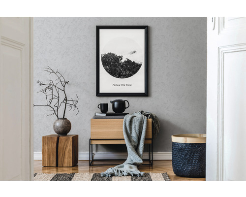 Modern ingerichte kamer met houten meubels, decoratie en een ingelijste foto aan de muur