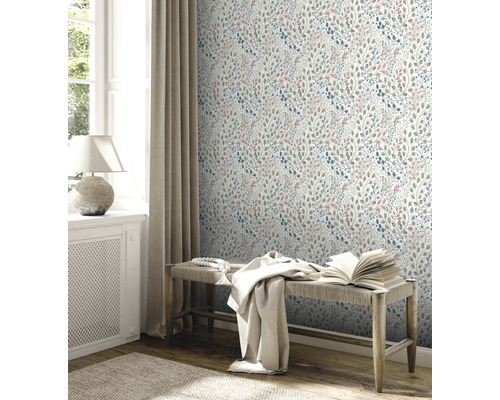 Scene met bloemenbehang, bank, gordijn en lamp