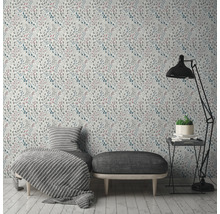 Scène met behang met bloemmotief, voetenbank, sprei en vloerlamp