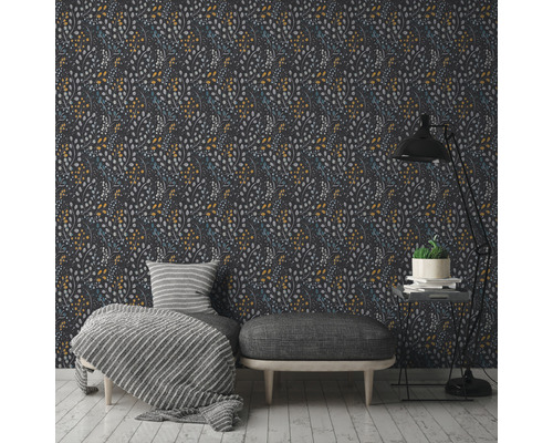 Woonkamer met bloemmotief behang, fauteuil en staande lamp