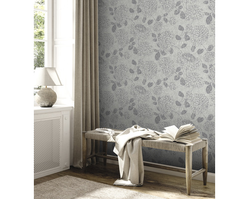 Kamerweergave met bloemenbehang, bank en raam.