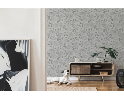 Woonkamer met bloemenbehang, dressoir en hond