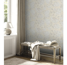 Scene met behang met bloemmotief, bank, gordijn en lamp