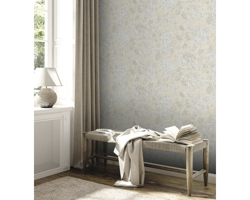 Scene met behang met bloemmotief, bank, gordijn en lamp