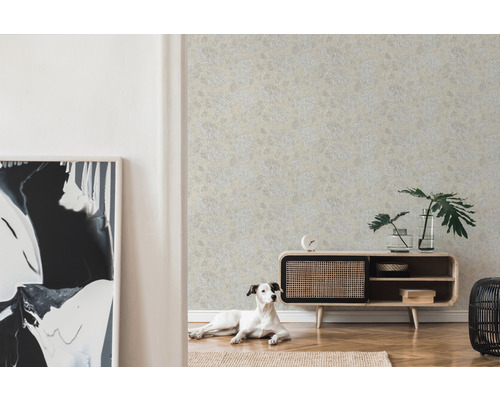 Woonkamer met bloemenbehang, dressoir en hond