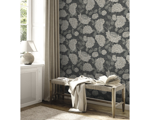 Decoratieve woonkamer met bloemenbehang, bank en gordijn