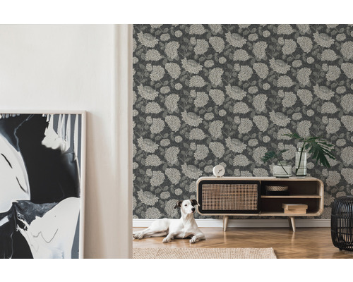 Woonkamer met bloemetjesbehang, dressoir en hond