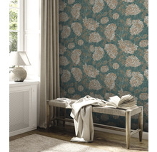 Woonkamer met bloemenbehang, bank en decoratie