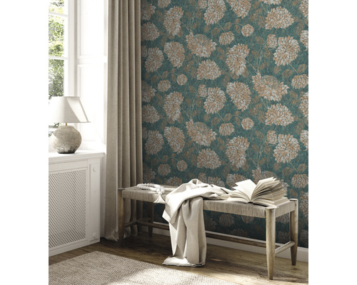 Woonkamer met bloemenbehang, bank en decoratie