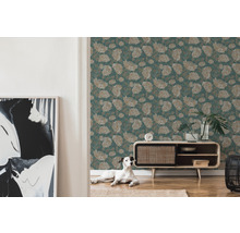 Woonkamer met bloemenbehang, dressoir en hond
