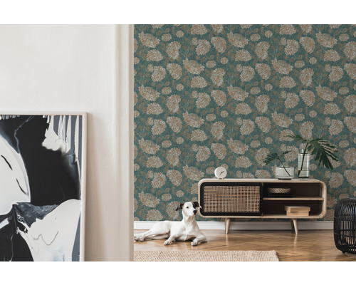 Woonkamer met bloemenbehang, dressoir en hond