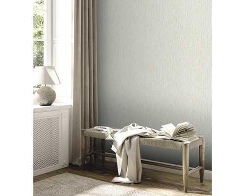 Lichte kamer met textielbehang, bank, boek en raam