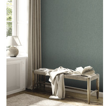 Kameroverzicht met textielbehang, bank, boek en decoratie