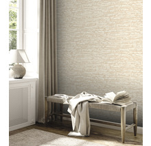 Woonkamer met patroonbehang, bank en raam