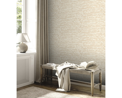 Woonkamer met patroonbehang, bank en raam