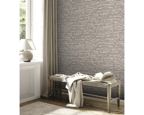 Interieur met steenlook behang, bank, boek en decoratie