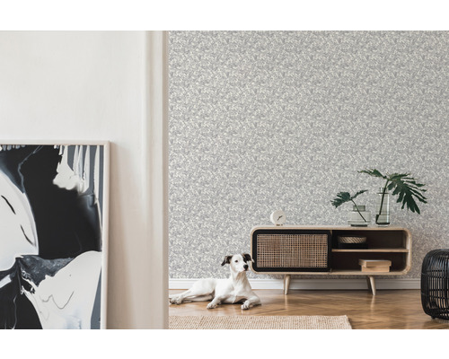 Lichte ruimte met patroonbehang, dressoir en hond