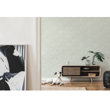 Lichte kamer met behang met patroon, dressoir en hond