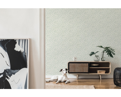 Lichte kamer met behang met patroon, dressoir en hond