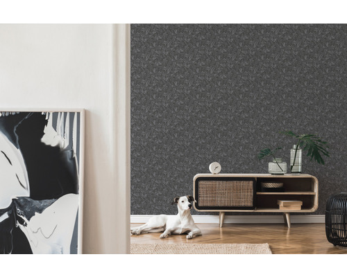 Een woonkamer met een grijs behang met patroon, een houten kast en een hond.