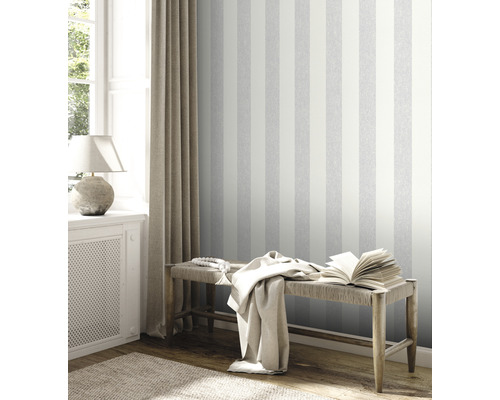 Woonkamer met gestreept behang, bankje en decoratie voor een gezellige sfeer.