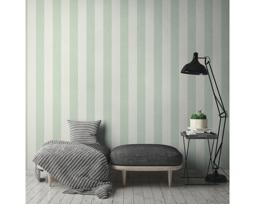 Inrichtingsidee met gestreept behang, bank en vloerlamp