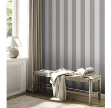 Kamer met gestreept behang, bank en decoratie