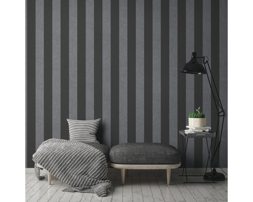 Kamer met gestreept behang, hocker en staande lamp