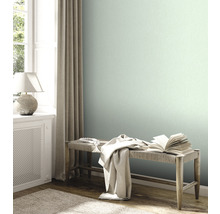 Lichte kamer met mintkleurig behang, bank en raam