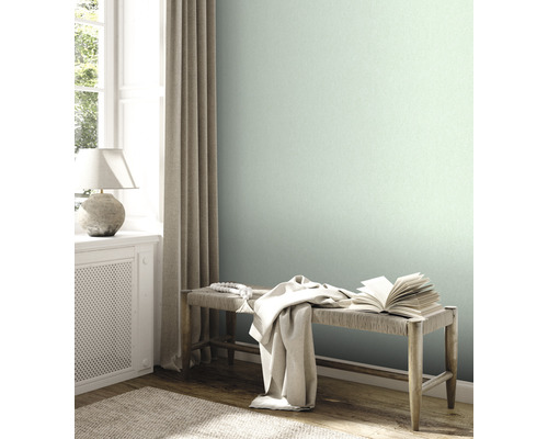 Lichte kamer met mintkleurig behang, bank en raam