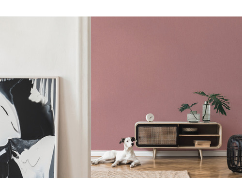 Woonkamer met roze muurverf, dressoir en hond