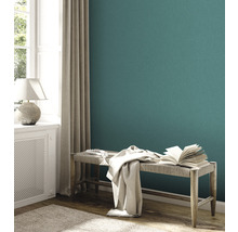 Woonkamer met effen behang, bank en raam