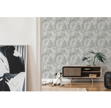 Woonkamer met palmenbladbehang, dressoir en decoratie
