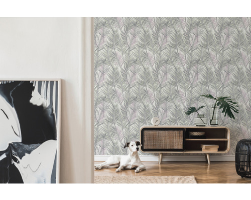 Woonkamer met palmenbladbehang, dressoir en decoratie