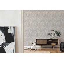 Woonkamer met patroonbehang, dressoir en hond