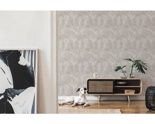 Woonkamer met patroonbehang, dressoir en hond