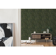 Woonkamer met groene bladbehang, dressoir en hond